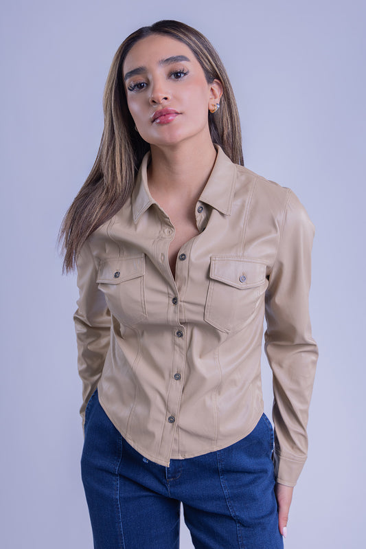 Blusa beige de vinipiel abotonada