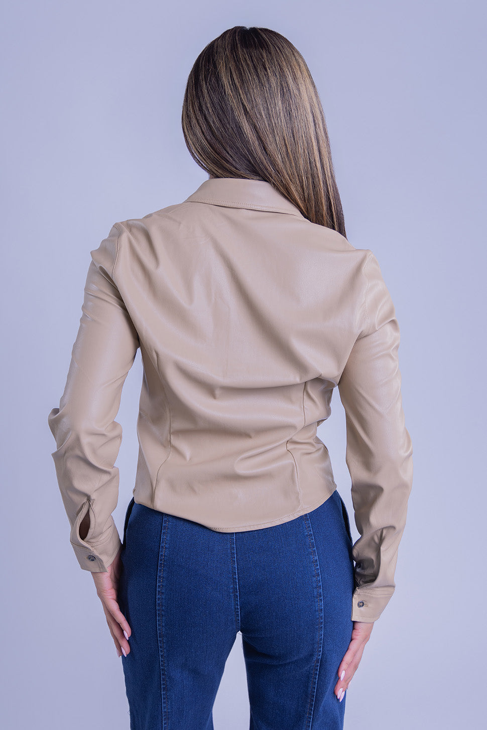 Blusa beige de vinipiel abotonada