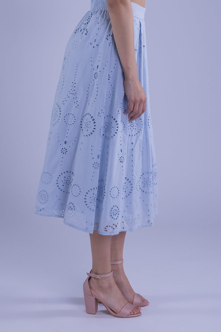 Falda larga  azul perforada
