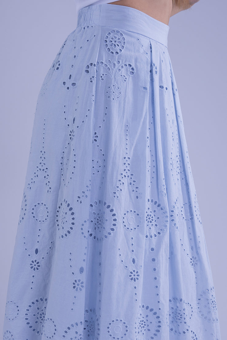 Falda larga  azul perforada