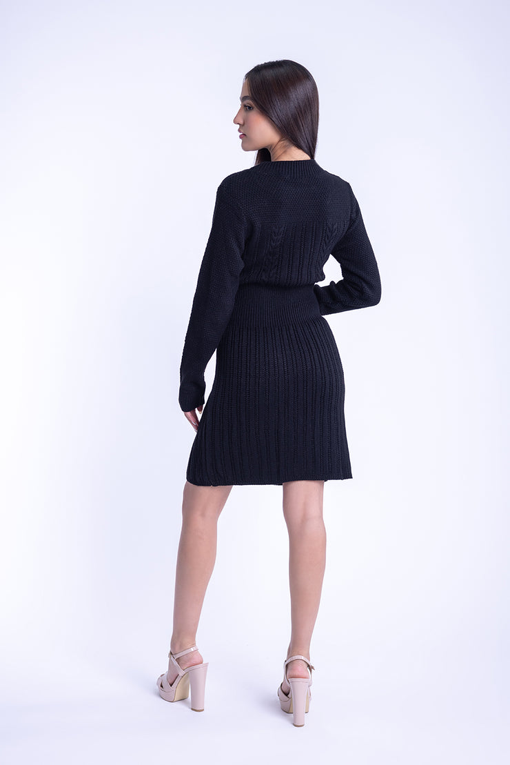 Vestido negro con figuras tipo tejido