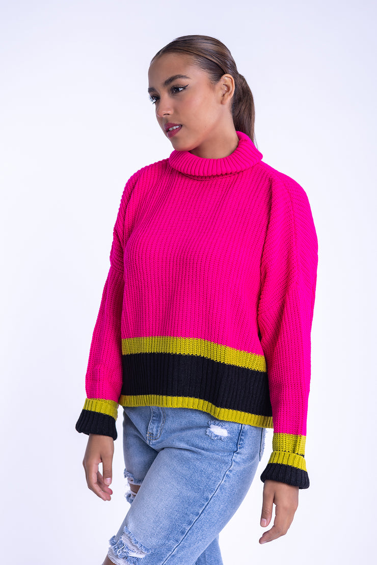 Suéter rosa con franjas de colores