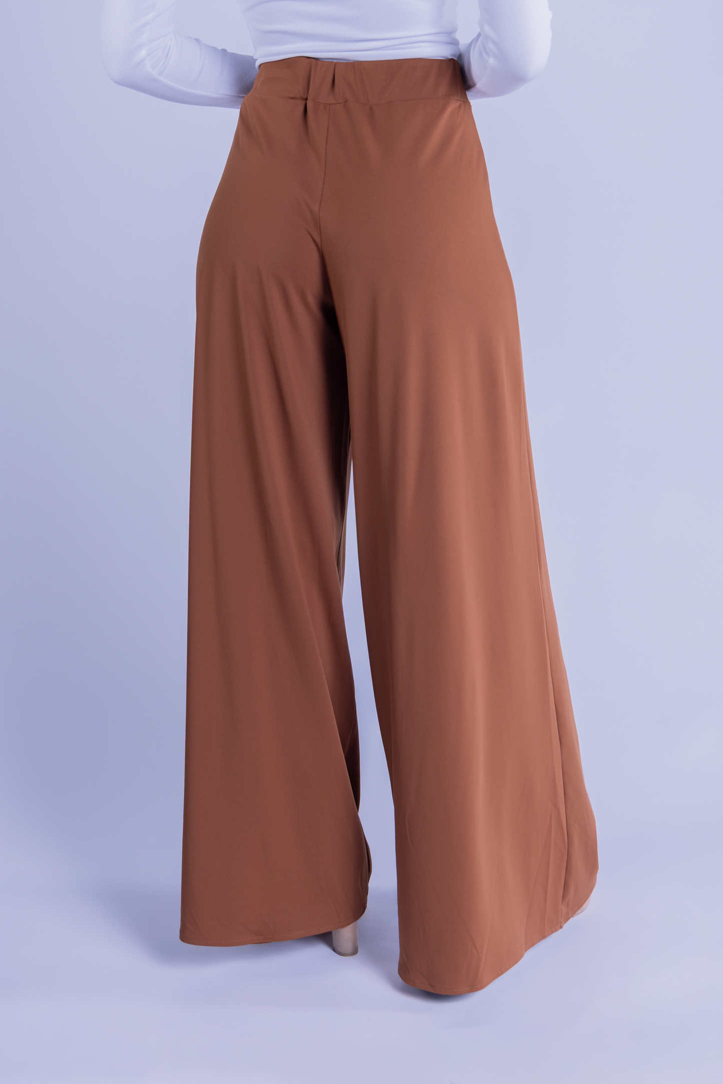 Pantalón liso con campana