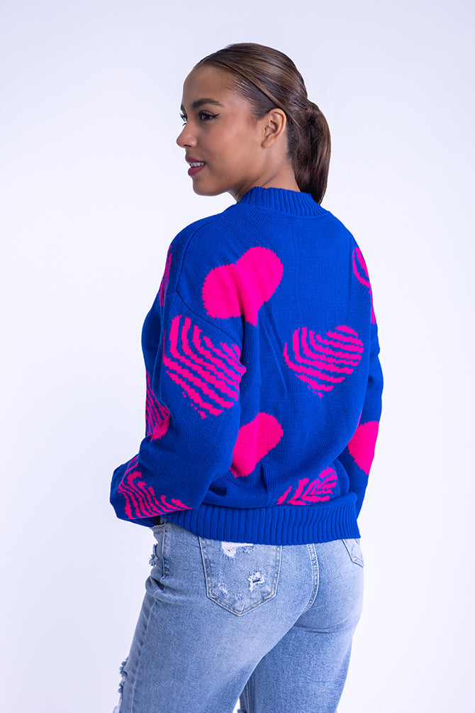 Suéter morado con corazones rosas