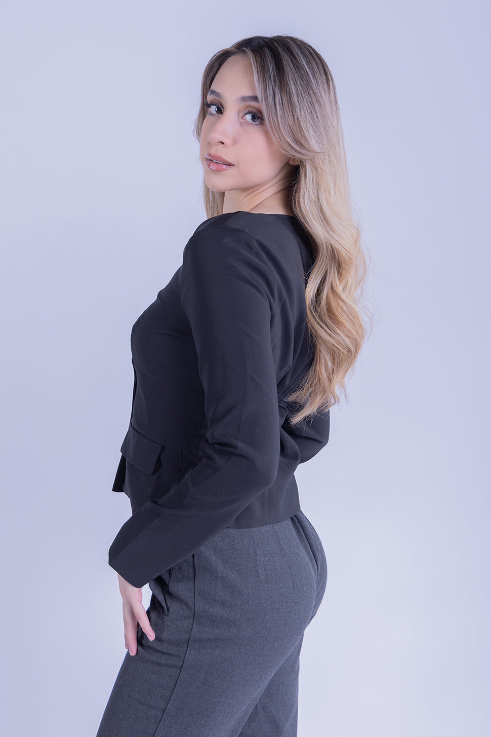 Saco negro abotonado con cuello cuadrado