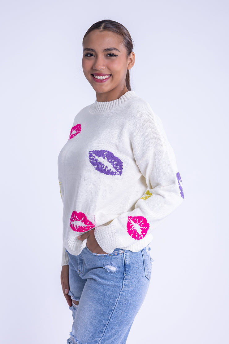 Suéter blanco con decoraciones de labios