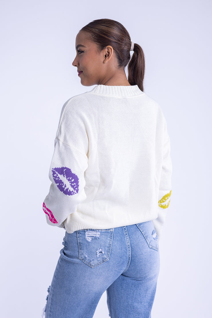 Suéter blanco con decoraciones de labios