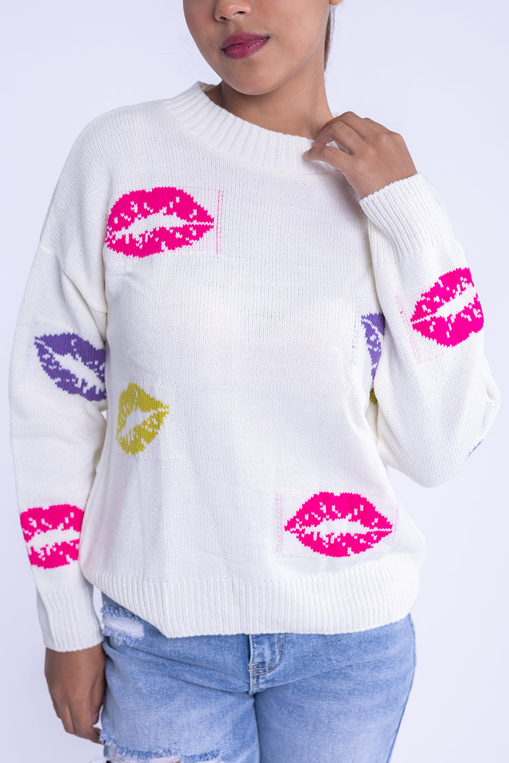 Suéter blanco con decoraciones de labios