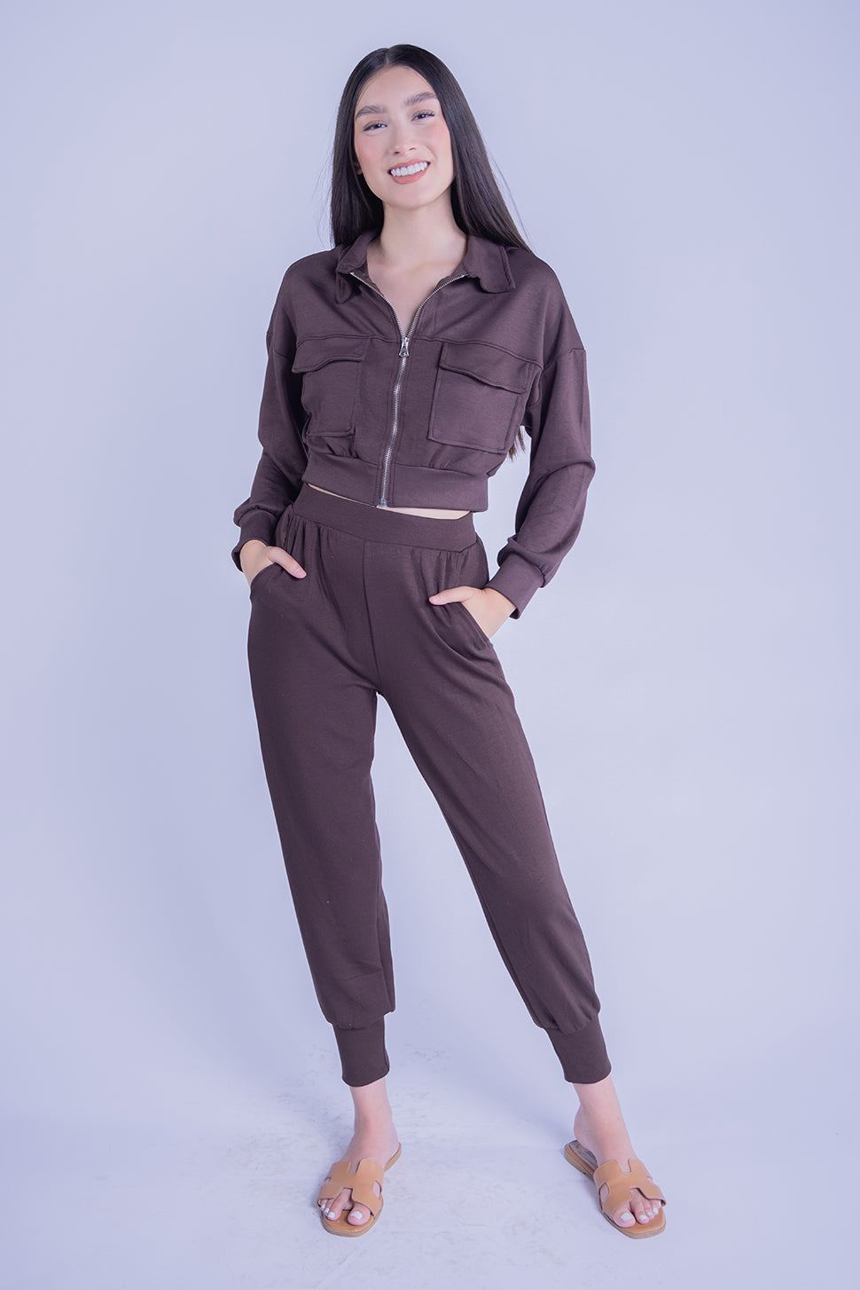 Conjunto cafe de sudadera con ziper y pantalonera