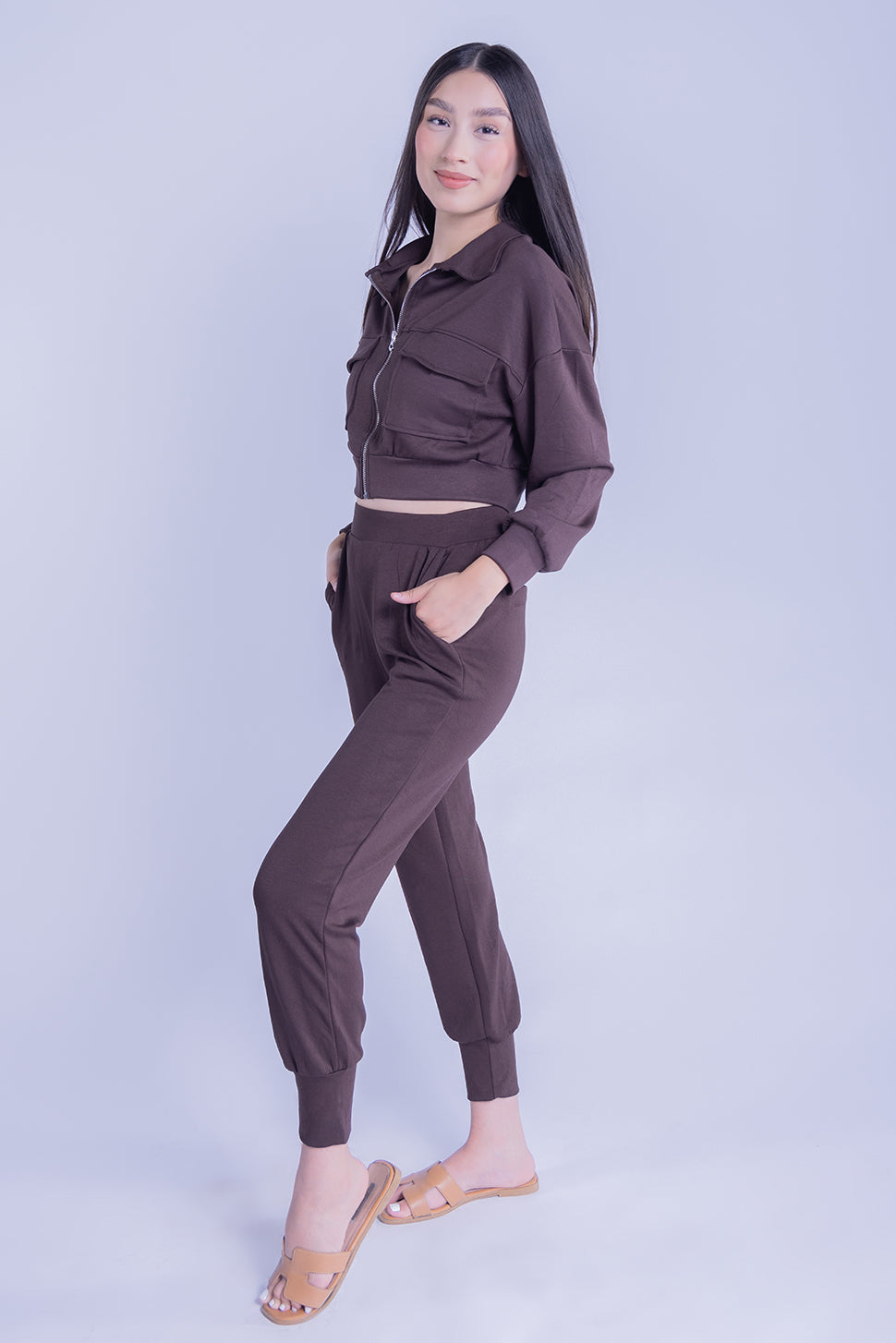 Conjunto cafe de sudadera con ziper y pantalonera