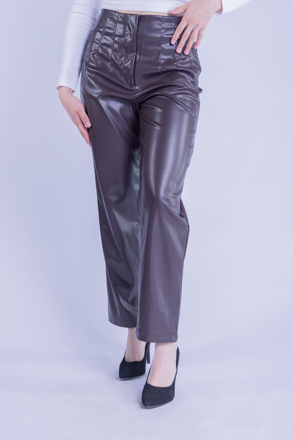 Pantalon de vinipiel con pinzas