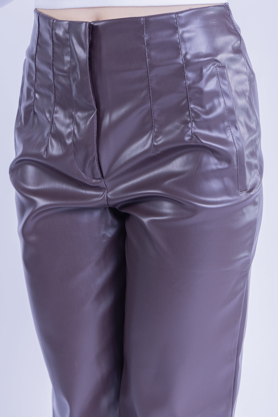 Pantalon de vinipiel con pinzas