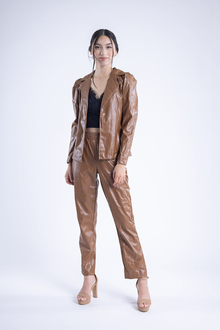 Conjunto de vinipiel de saco y pantalón