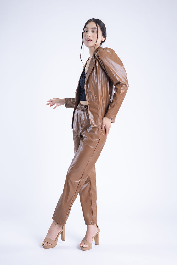 Conjunto de vinipiel de saco y pantalón