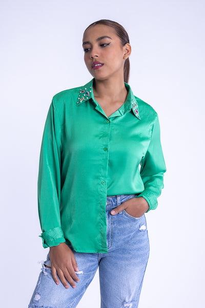 Blusa satinada verde con brillo en cuello