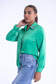 Blusa satinada verde con brillo en cuello