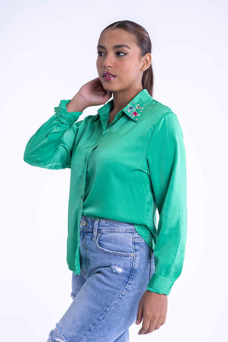 Blusa satinada verde con brillo en cuello