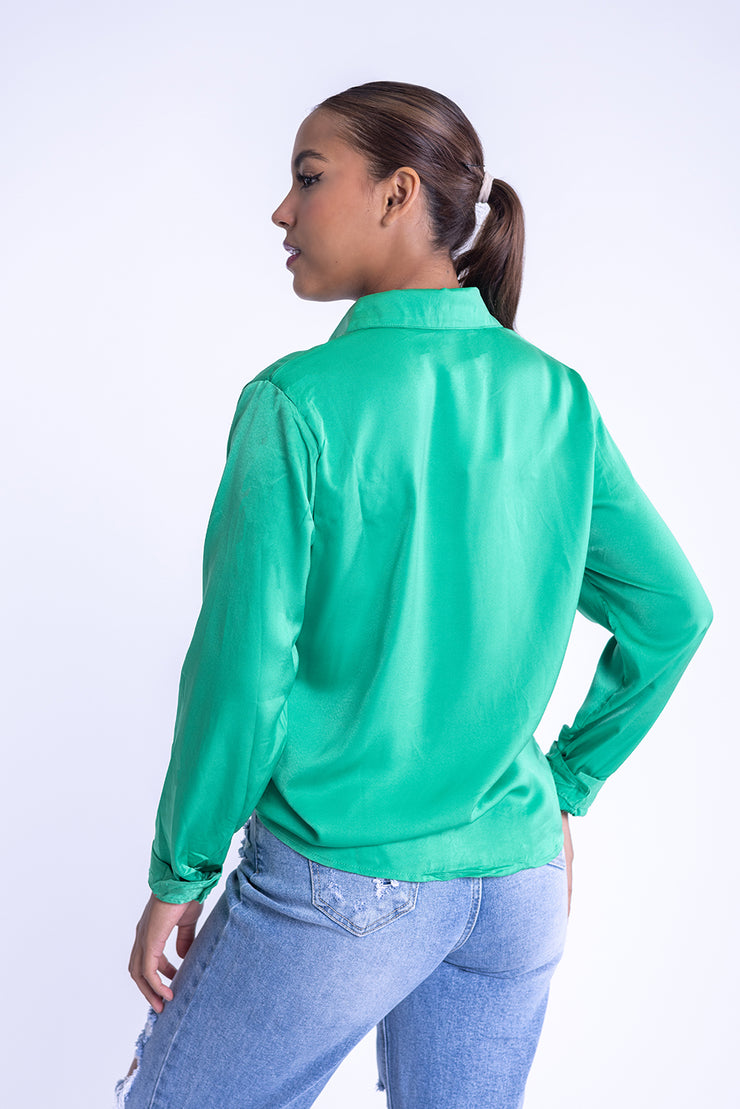 Blusa satinada verde con brillo en cuello