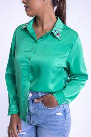 Blusa satinada verde con brillo en cuello