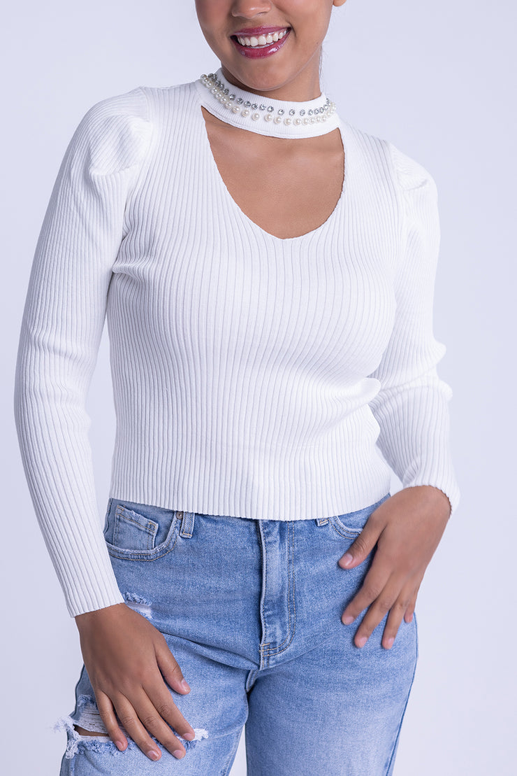Blusa blanca acanalada de diamantes con cuello
