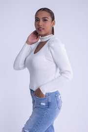 Blusa blanca acanalada de diamantes con cuello