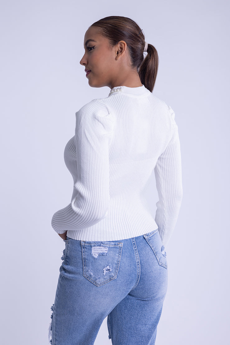 Blusa blanca acanalada de diamantes con cuello