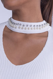 Blusa blanca acanalada de diamantes con cuello