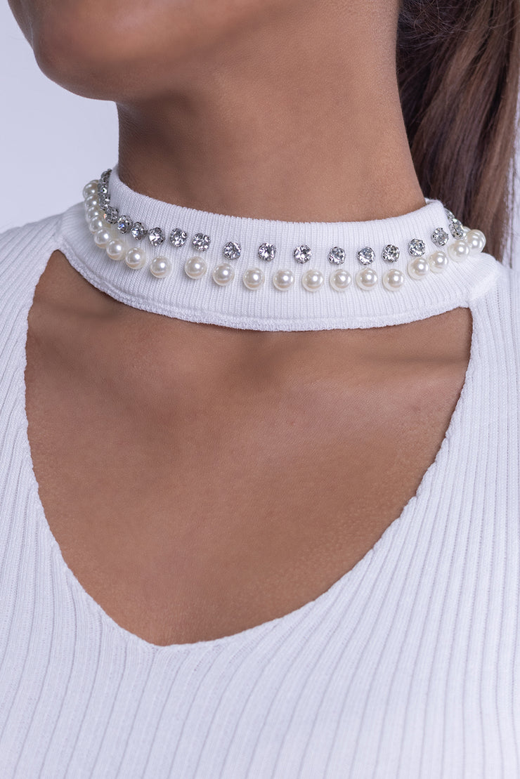 Blusa blanca acanalada de diamantes con cuello