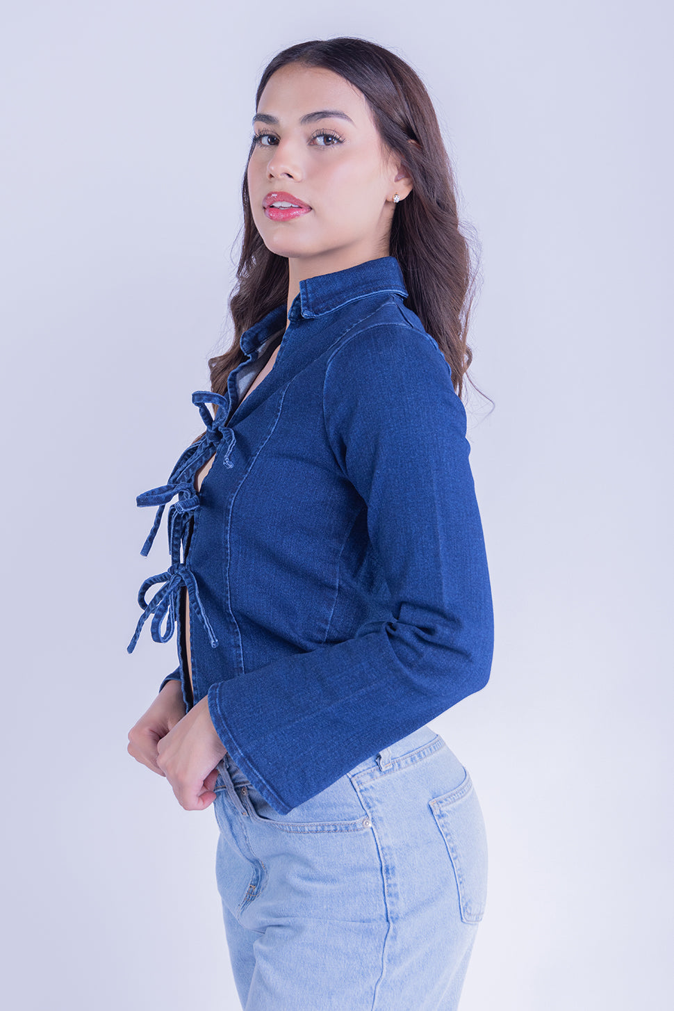 Blusa de mezclilla con moños