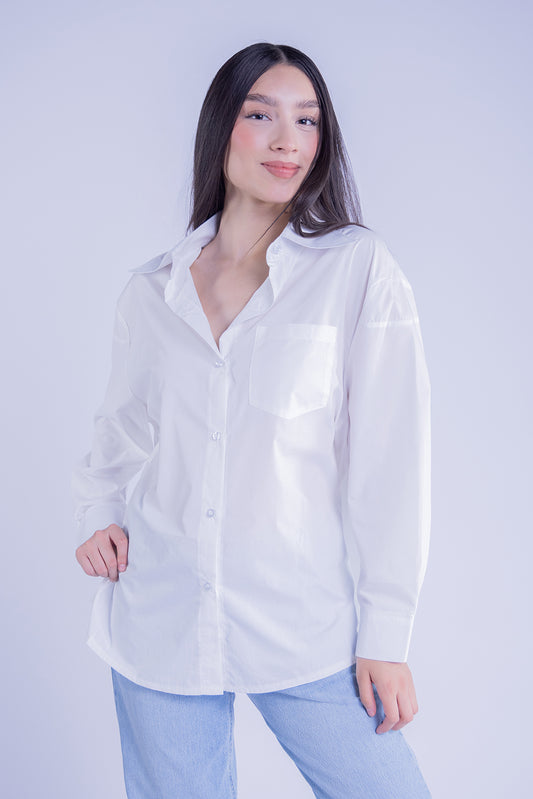 Camisa oversize blanca abotonada