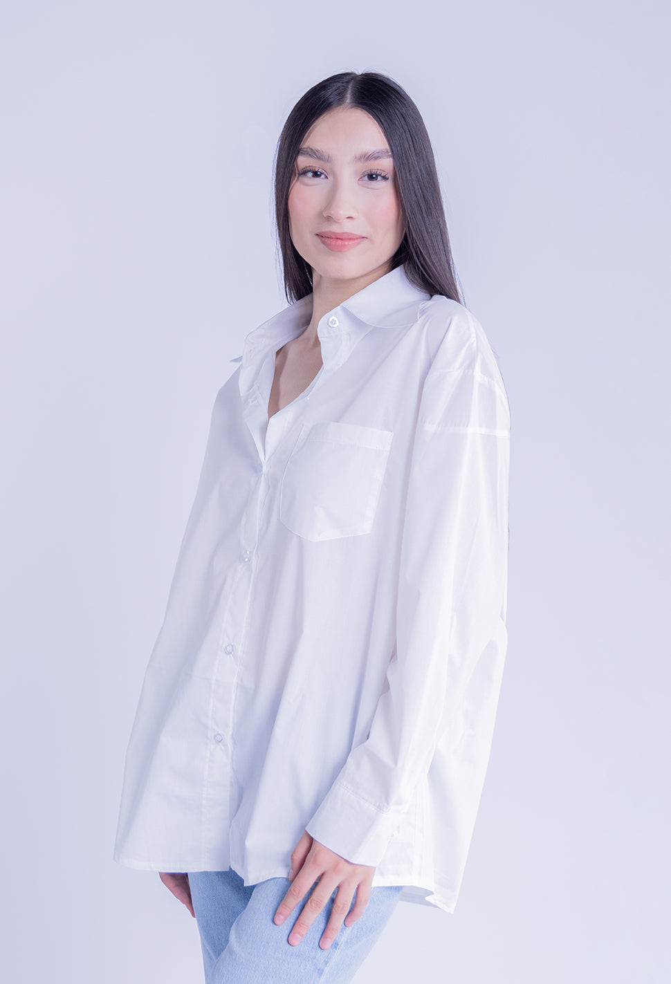 Camisa oversize blanca abotonada
