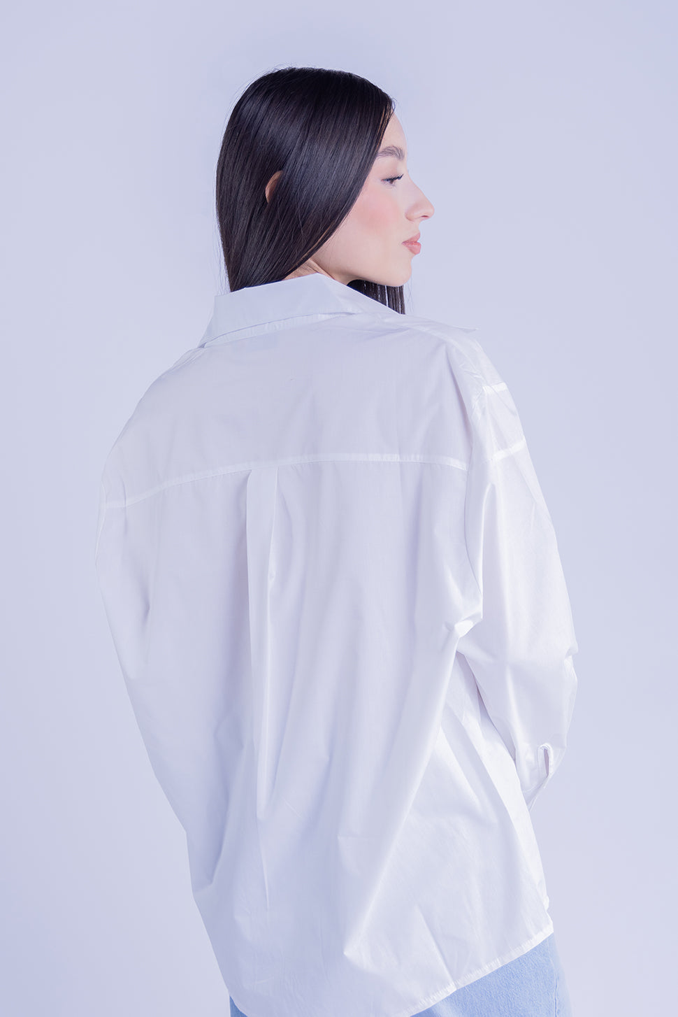Camisa oversize blanca abotonada