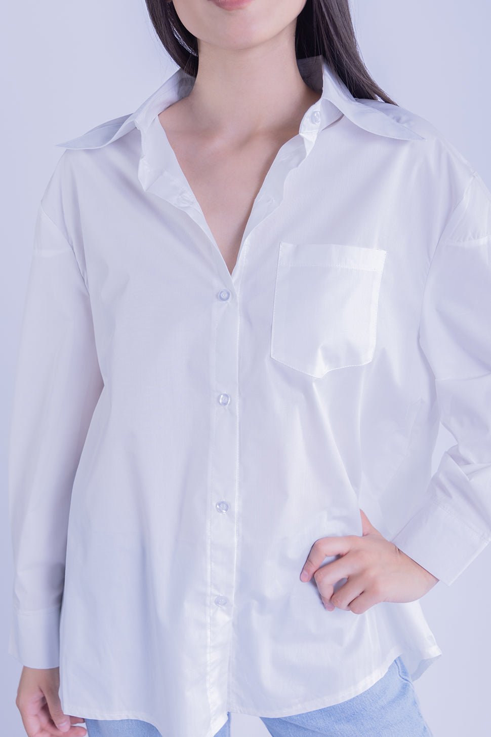 Camisa oversize blanca abotonada