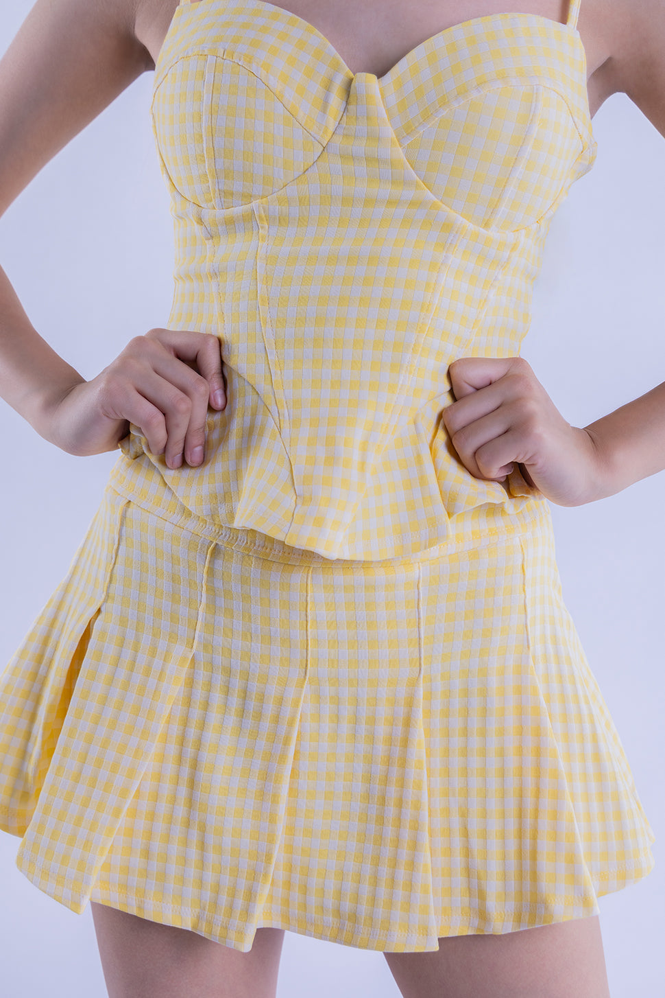 Crop top de cuadros amarillo y blanco con copas