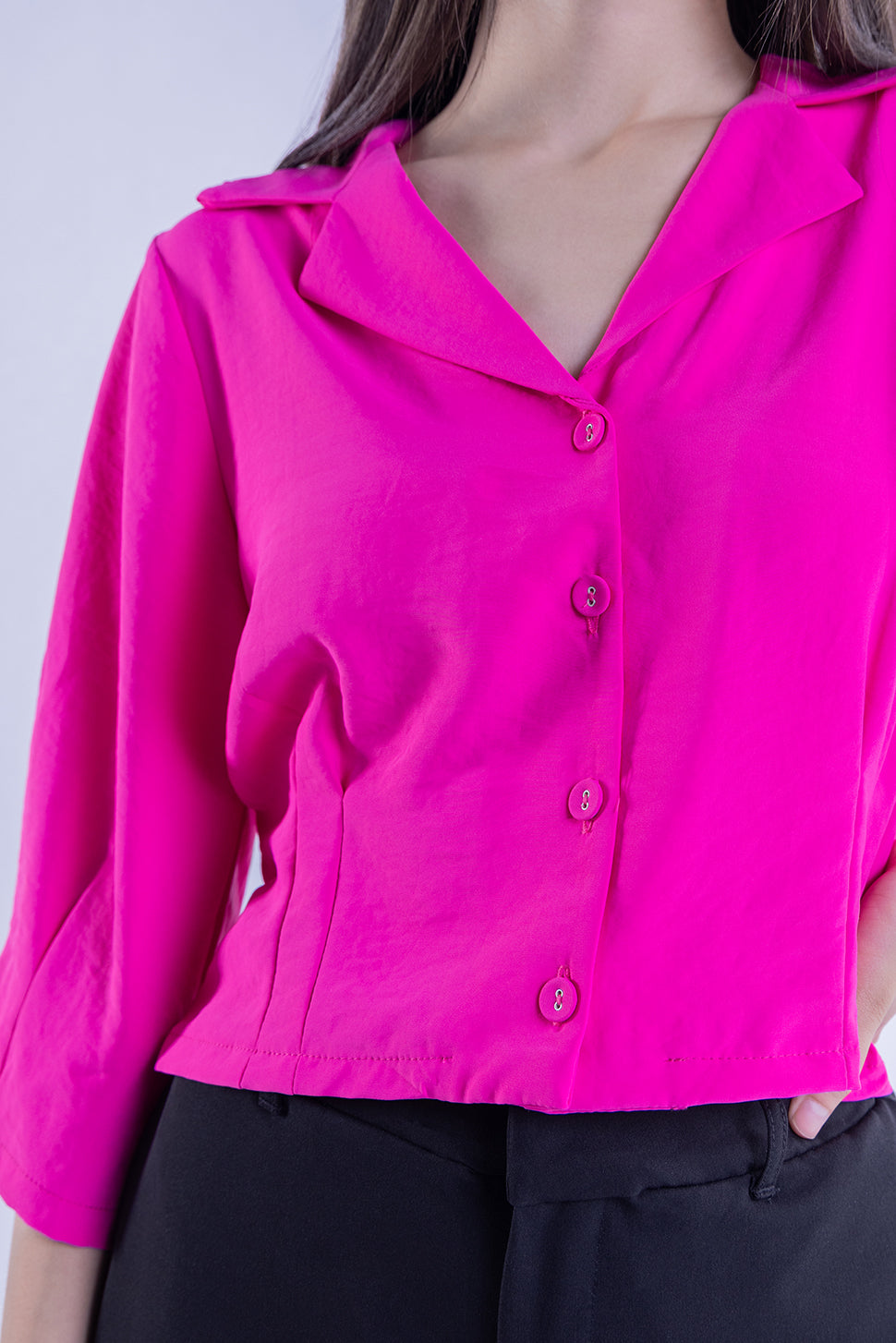 Blusa magenta abotonada tres cuartos