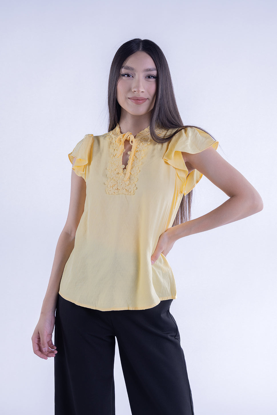 Blusa amarilla con manga corta y tejido