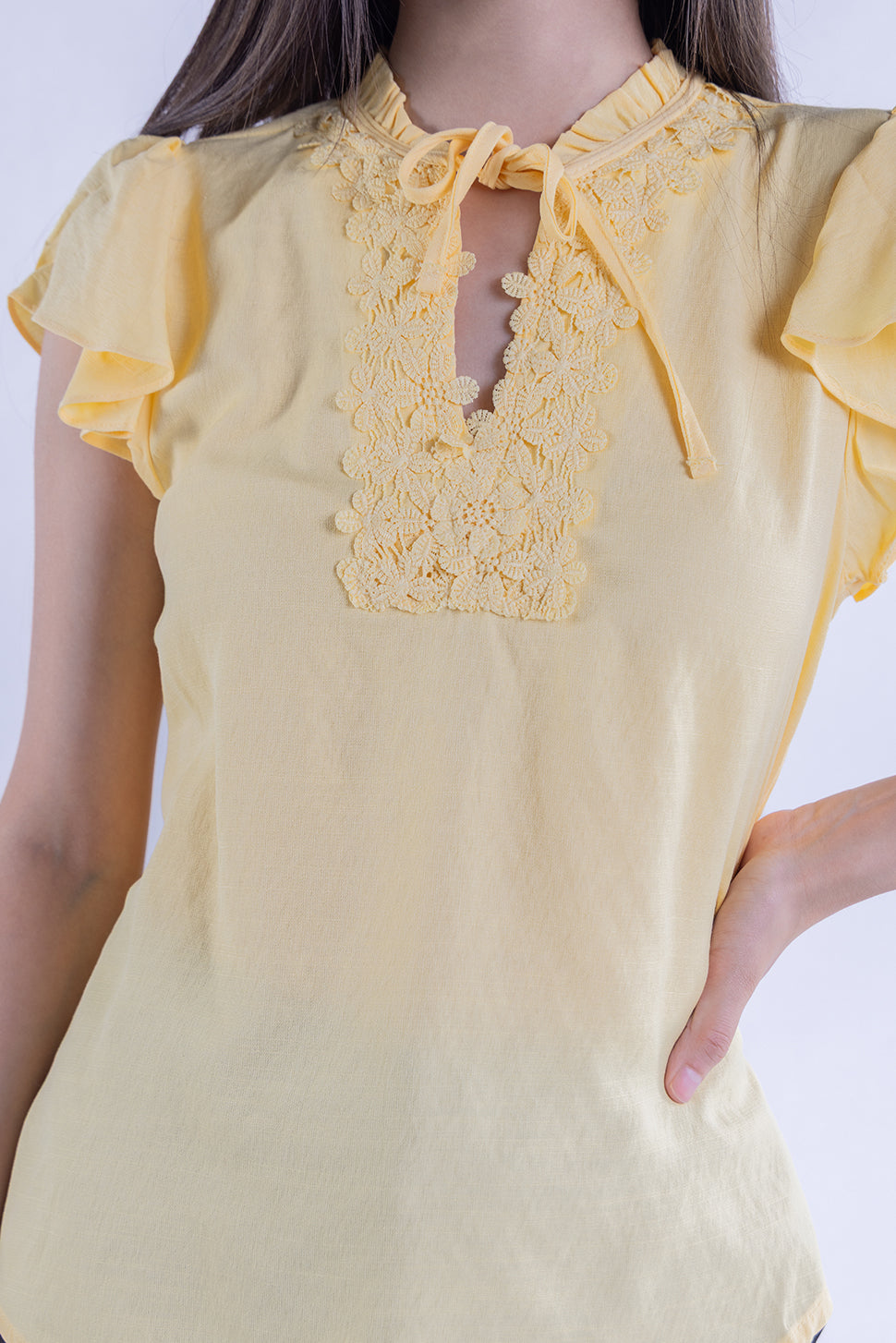Blusa amarilla con manga corta y tejido