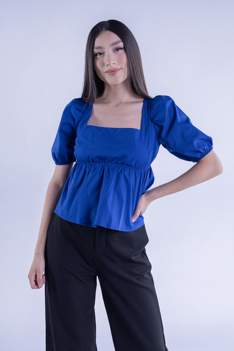 Blusa azul con plisado en espalda cuello cuadrado
