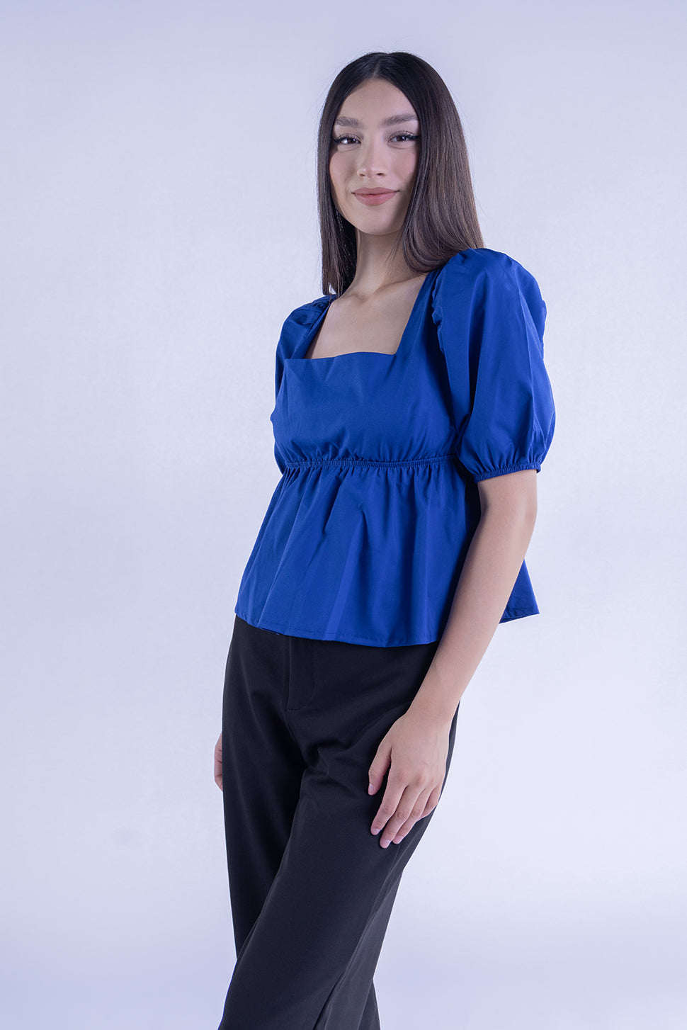 Blusa azul con plisado en espalda cuello cuadrado