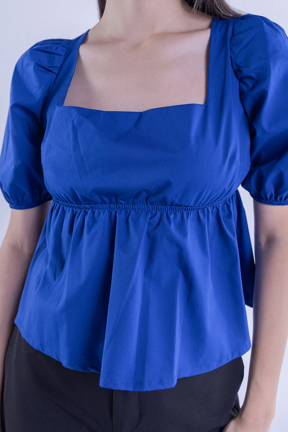 Blusa azul con plisado en espalda cuello cuadrado