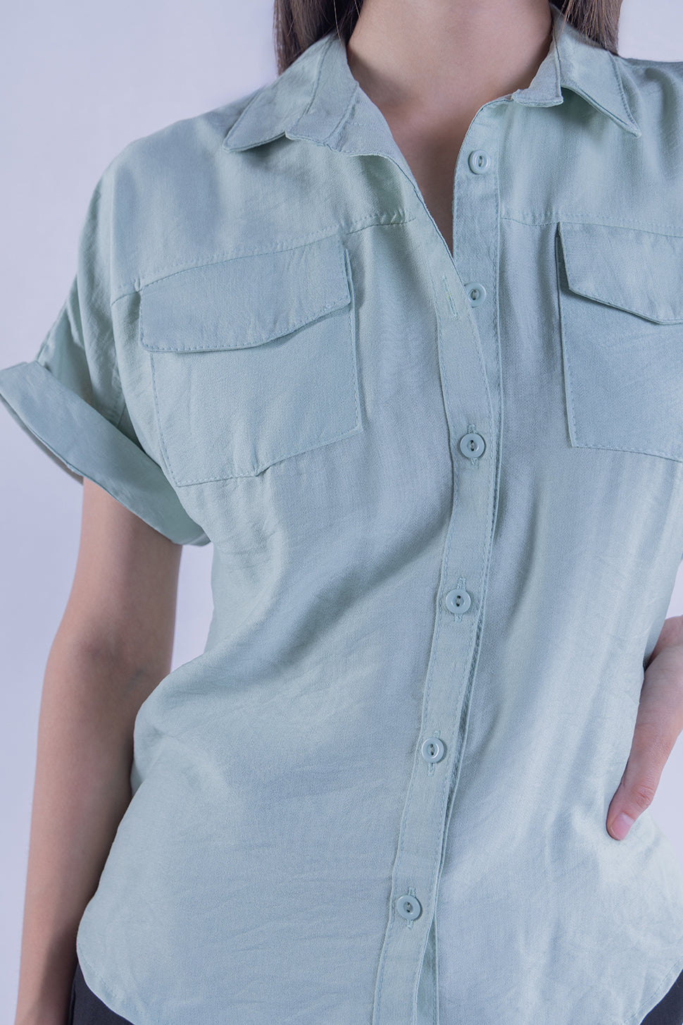 Blusa verde abotonada manga corta de lino