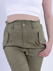 Pantalon con detalle de botones en bolsas