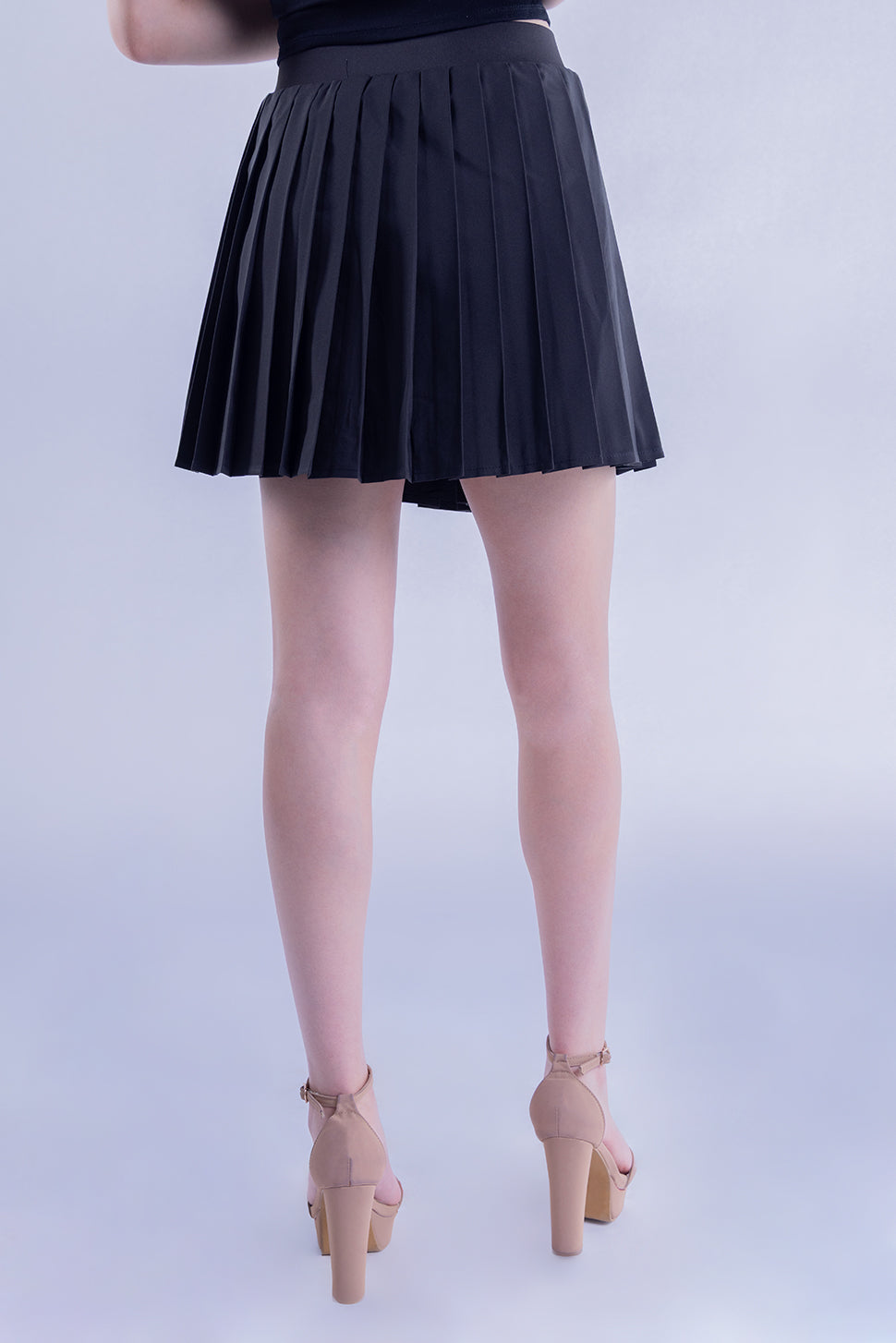 Falda negra tableada