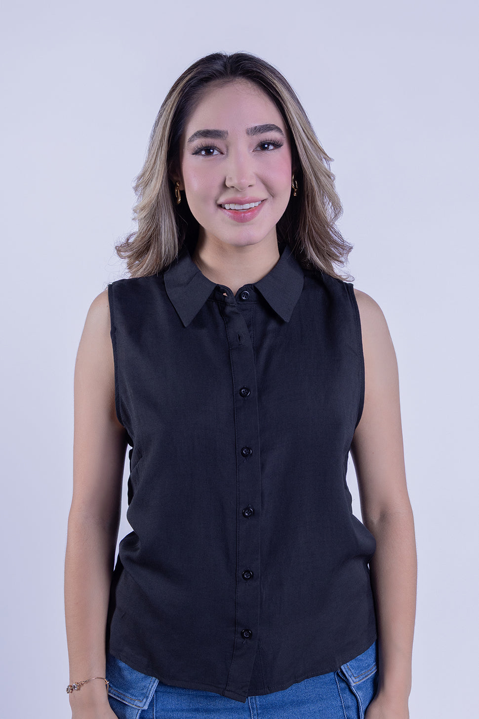 Blusa sin mangas abotonada con cuello