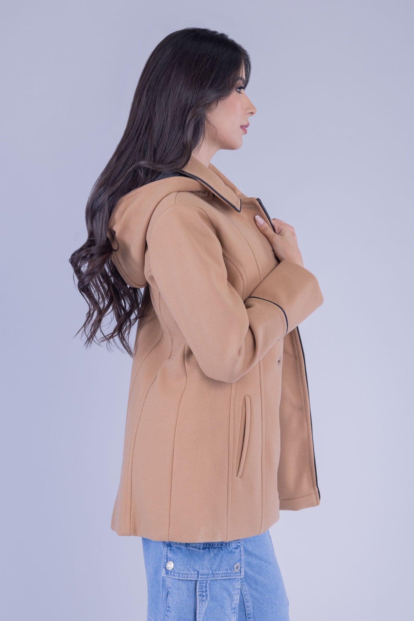 Abrigo abotonado de invierno con capucha desmontable