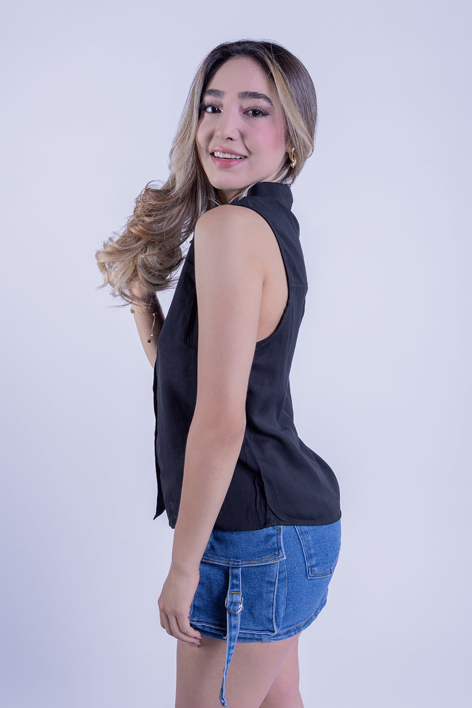 Blusa sin mangas abotonada con cuello