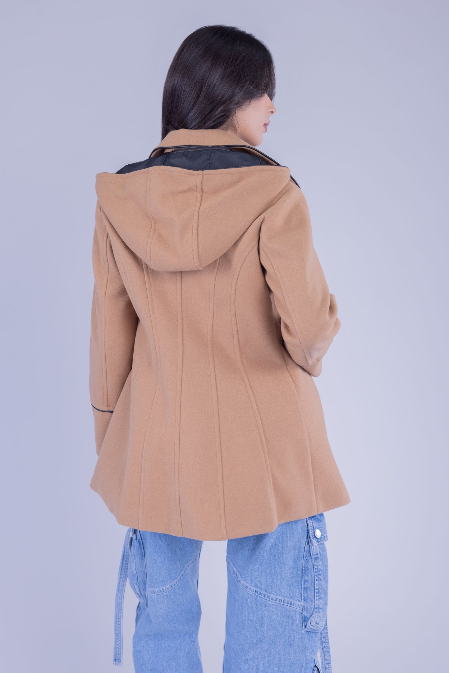 Abrigo abotonado de invierno con capucha desmontable