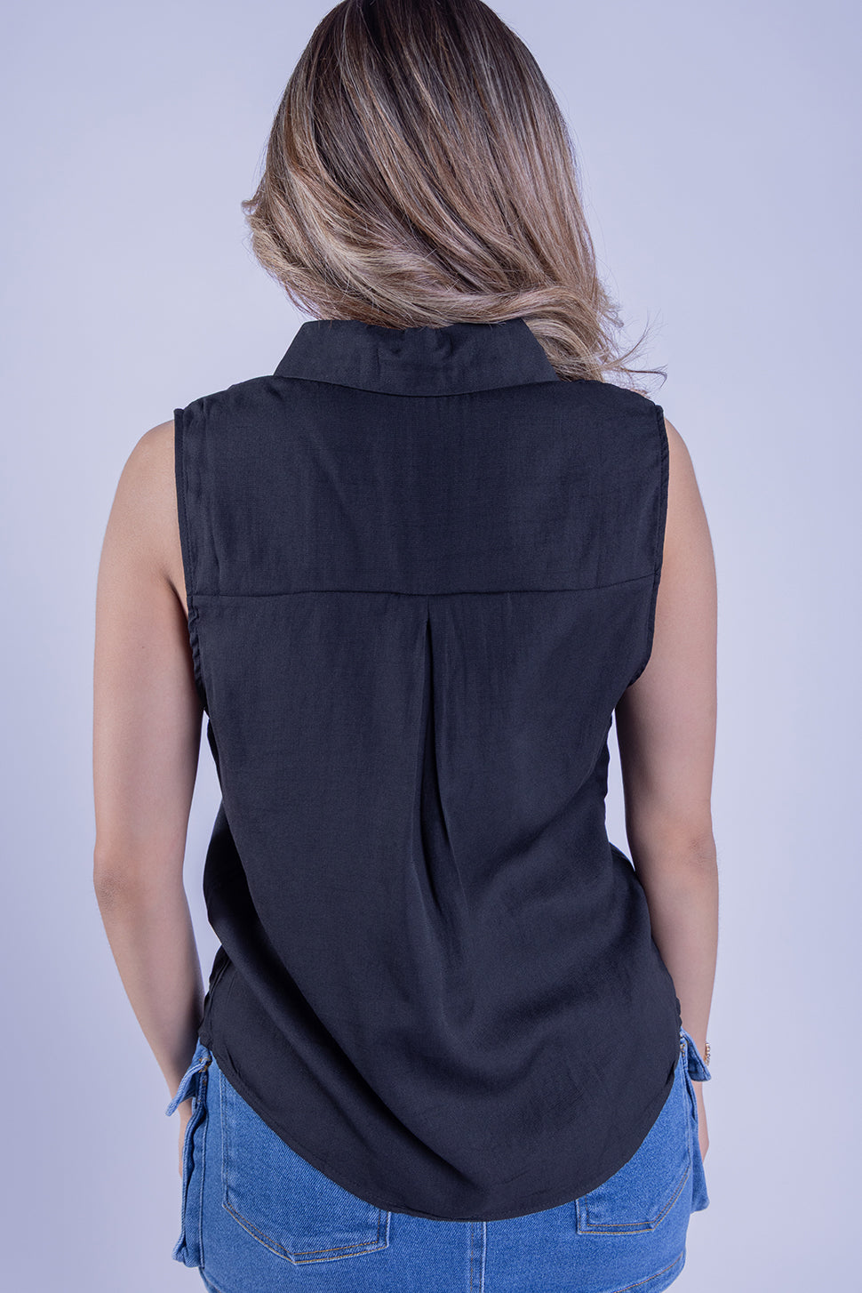 Blusa sin mangas abotonada con cuello
