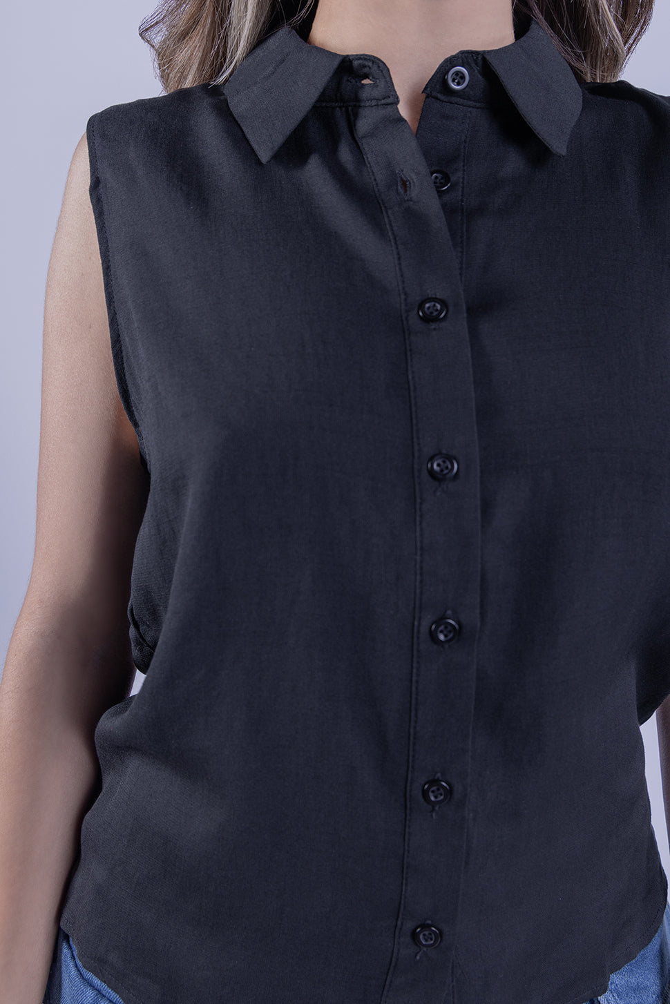Blusa sin mangas abotonada con cuello