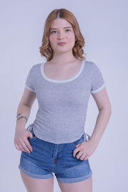 Blusa gris con contraste de color en cuello